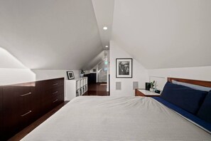 Desk, iron/ironing board, WiFi, bed sheets - Modern 2BR | Walk to Commercial Drive (Vancouver)