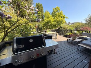 Outdoor dining - Modern 2BR | Walk to Commercial Drive (Vancouver)