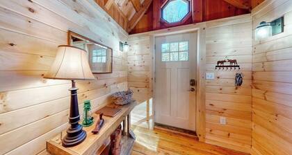 Cozy woodsy Cabin w/ a Deck, Firepit, Gas Grill, Free WiFi, & Full Kitchen