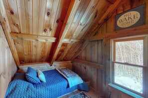 Free WiFi, bed sheets - Cozy woodsy Cabin w/ a Deck, Firepit, Gas Grill, Free WiFi, & Full Kitchen (Greenville)
