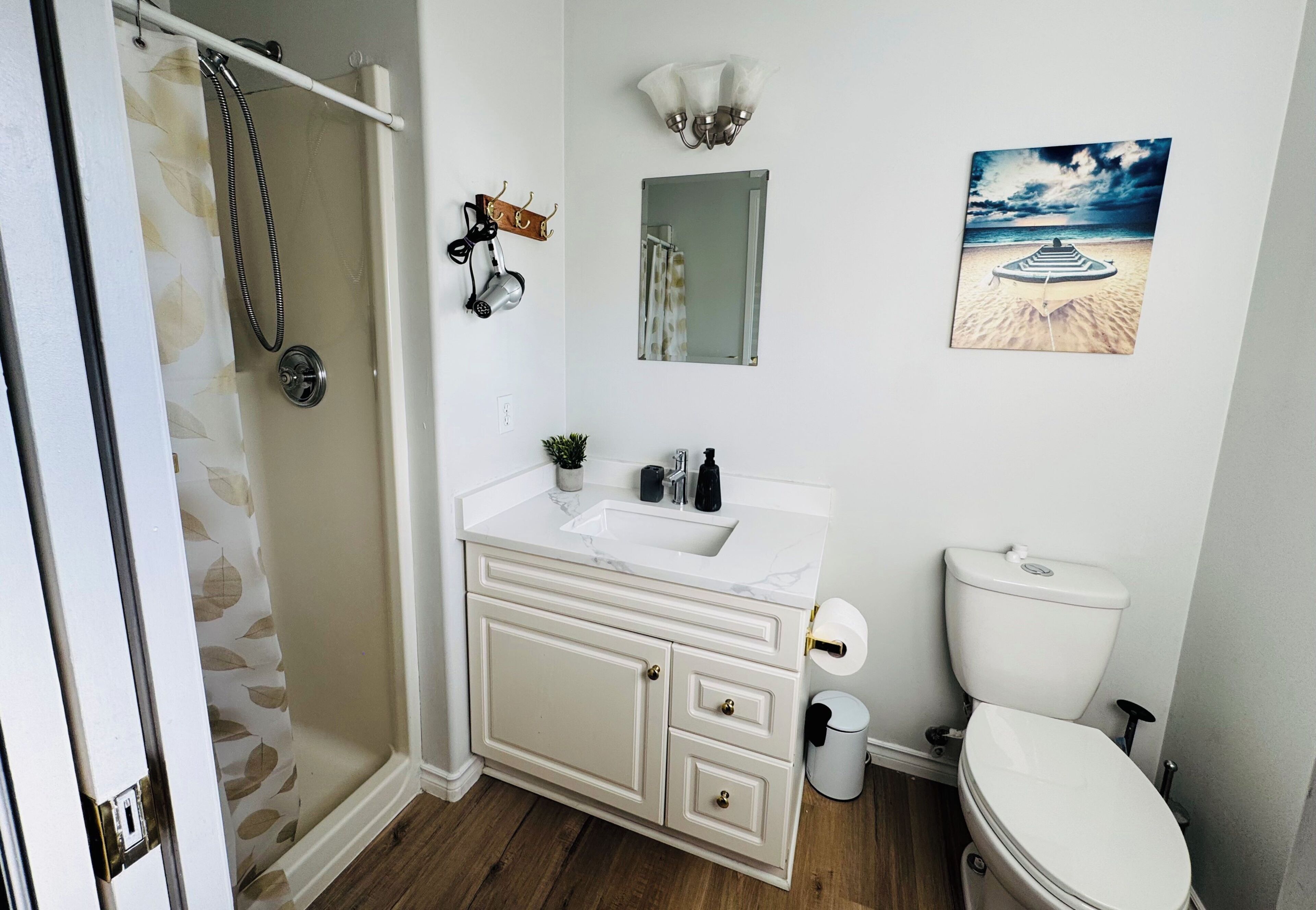 Een douche, een haardroger, handdoeken, zeep