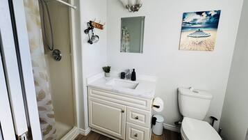 Een douche, een haardroger, handdoeken, zeep