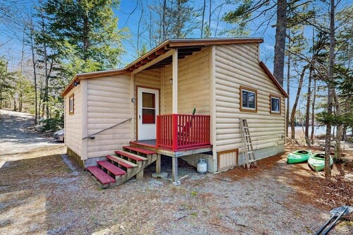 Quiet lakefront cottage with a firepit, private beach, & two kayaks