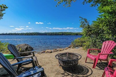 Quiet lakefront cottage with a firepit, private beach, & two kayaks