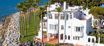 Isla Verde 3: Sunset Room in a Tranquil Villa in Cadiz