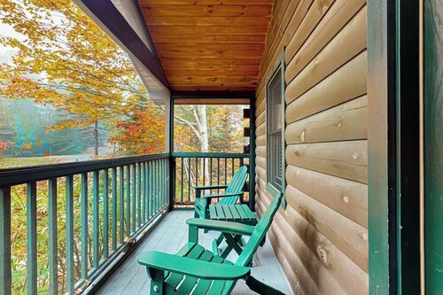 Charming cabin getaway with firepit, kitchen, WiFi & nature at your door