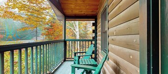 Charming cabin getaway with firepit, kitchen, WiFi & nature at your door