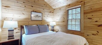 Charming cabin getaway with firepit, kitchen, WiFi & nature at your door