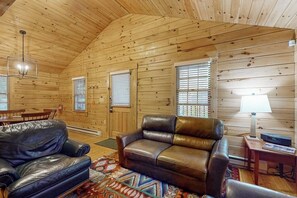 TV, fireplace, DVD player, ping pong - Charming cabin getaway with firepit, kitchen, WiFi & nature at your door (Northport)