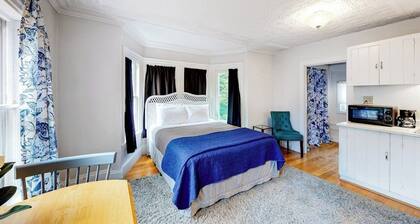 Downtown Studio w/ Full Kitchen & Shared Porch - Walk Everywhere in Town