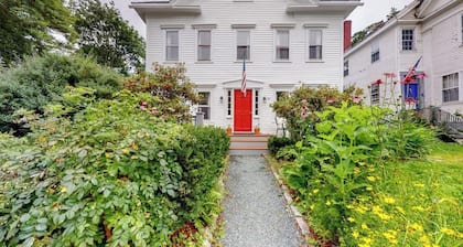 Downtown Studio w/ Full Kitchen & Shared Porch - Walk Everywhere in Town