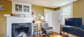 Historic riverfront home with boathouse & private dock - dogs OK