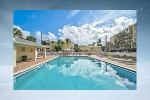 Outdoor pool, a heated pool - The beach and famous restaurants are 3 minutes away. (Sarasota)