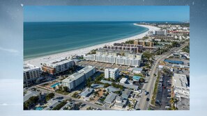 Beach - The beach and famous restaurants are 3 minutes away. (Sarasota)