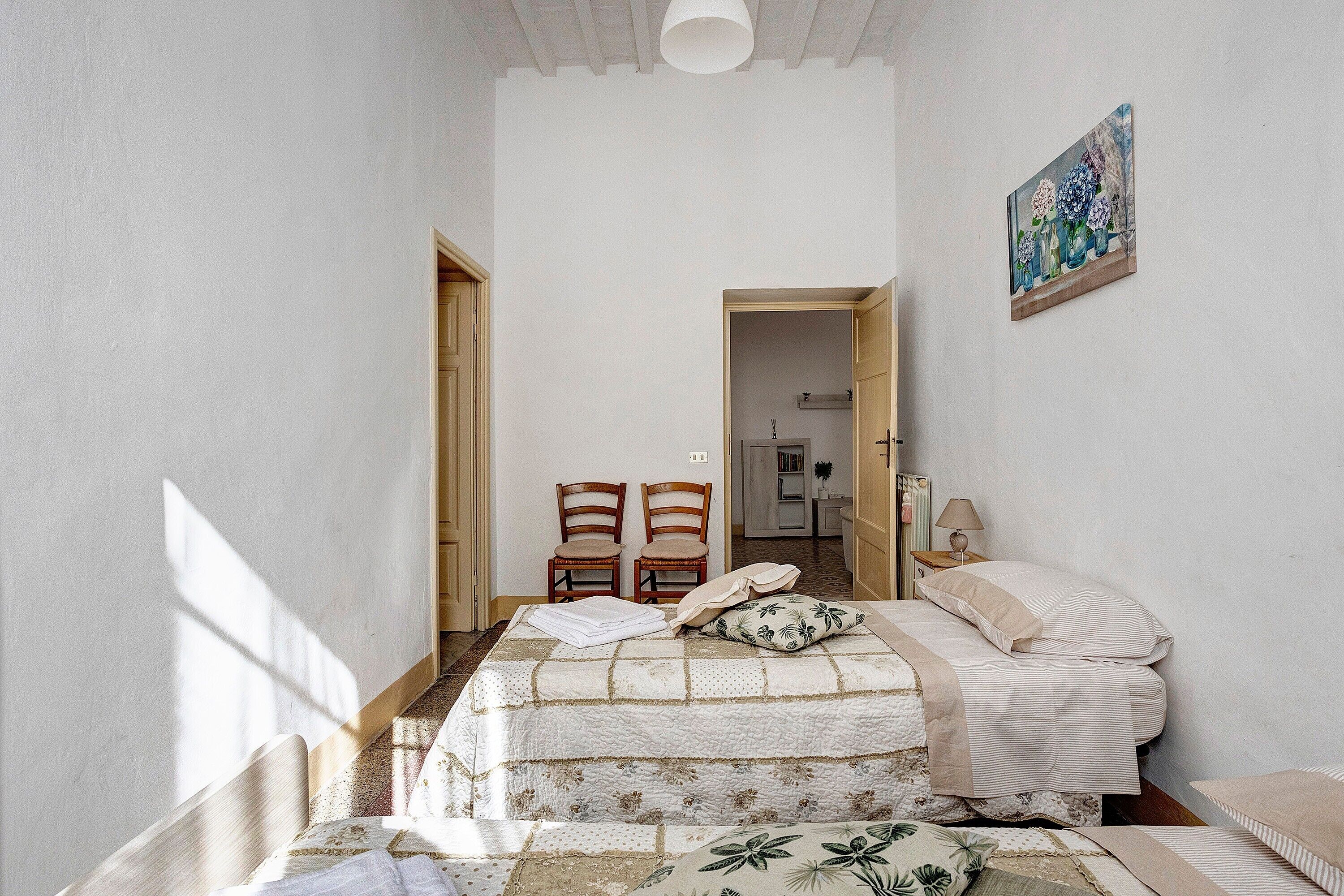 Iron/ironing board, bed sheets