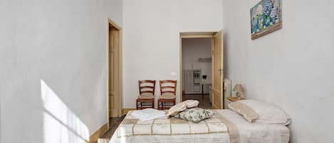 Iron/ironing board, bed sheets