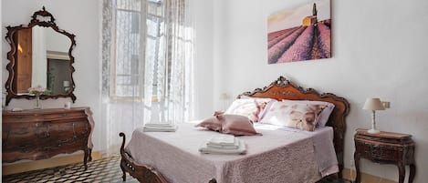 Tabla de planchar con plancha y ropa de cama