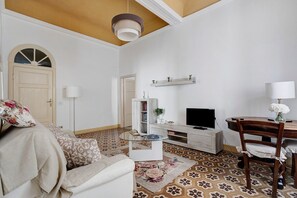 TV - Charming Apartment in the Heart of Camaiore’s Historic Center (Camaiore)