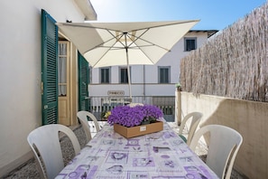 Outdoor dining - Charming Apartment in the Heart of Camaiore’s Historic Center (Camaiore)