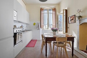 Fridge, microwave, oven, stovetop - Charming Apartment in the Heart of Camaiore’s Historic Center (Camaiore)