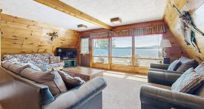 Comfy Lakefront Cabin with Gorgeous Views, Private Dock & Pebble Beach