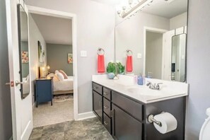 Bathroom - World Cup 5 BD w/Game Room 20m to Stadium Slps 12 (Houston)