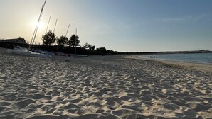 A beach with sand dunes, a clear sky, and a calm sea. - Wooden beach house for vacations - Le Verdon-sur-Mer (33) (Le Verdon-sur-Mer)