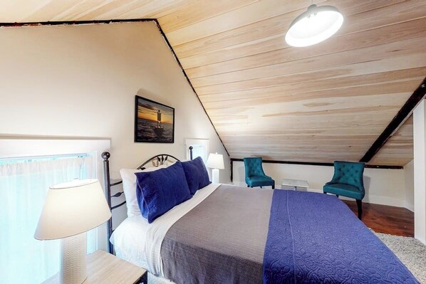 2 bedrooms, desk, Internet, bed sheets