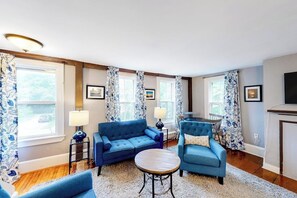 TV - Comfy Downtown Getaway w/ Full Kitchen - Close to the Beach (Castine)