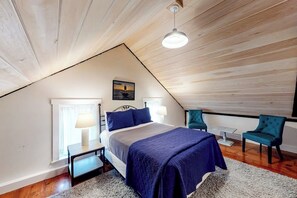 2 bedrooms, desk, Internet, bed sheets