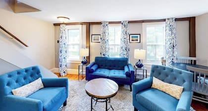Comfy Downtown Getaway w/ Full Kitchen - Close to the Beach