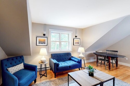 Comfortable Getaway for Two w/ Kitchenette - Right in the Heart of Downtown