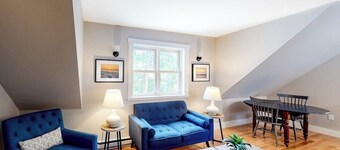 Comfortable Getaway for Two w/ Kitchenette - Right in the Heart of Downtown