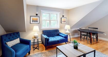 Comfortable Getaway for Two w/ Kitchenette - Right in the Heart of Downtown