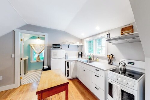 Comfortable Getaway for Two w/ Kitchenette - Right in the Heart of Downtown