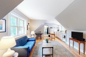 TV, books - Comfortable Getaway for Two w/ Kitchenette - Right in the Heart of Downtown (Castine)