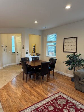 Dining - Lovely 3-bedroom handicap accessible, family friendly house in Spanish Springs (Sparks)