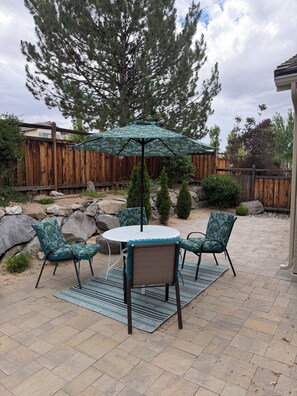 Outdoor dining - Lovely 3-bedroom handicap accessible, family friendly house in Spanish Springs (Sparks)