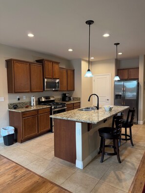 Fridge, microwave, oven, stovetop - Lovely 3-bedroom handicap accessible, family friendly house in Spanish Springs (Sparks)