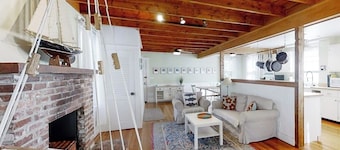 Firehouse Cottage- Historical New England home, outdoor shower , Dog-friendly