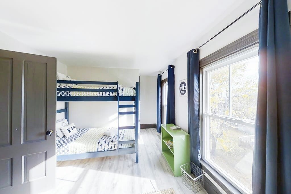 5 bedrooms, iron/ironing board, free WiFi, bed sheets