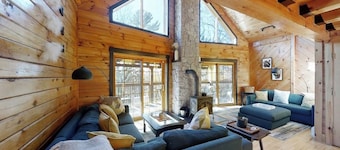 Stunning & Spacious Log Cabin in the Woods