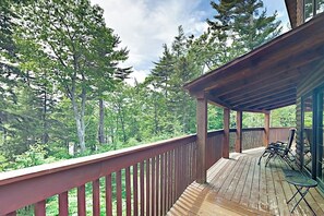 Property grounds - Stunning & Spacious Log Cabin in the Woods (East Boothbay)