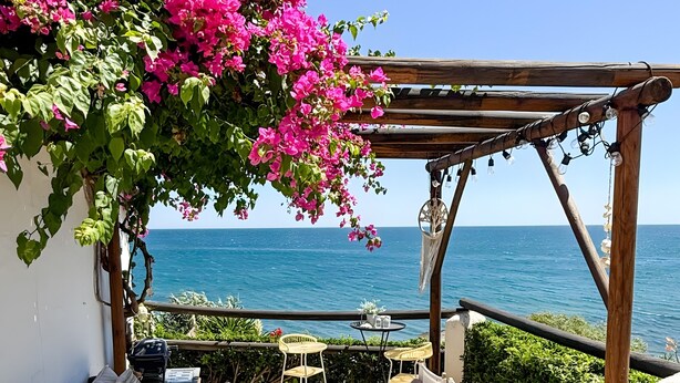 A patio with outdoor furniture, a pergola, and a view of the sea. - Casa vacacional 'Beachfront Bohochic 2' con balcón, Wi-Fi y aire acondicionado (Estepona)