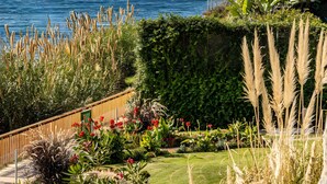 A coastal landscape with a view of the sea, a beach, and a town in the distance. - Casa vacacional 'Beachfront Bohochic 2' con balcón, Wi-Fi y aire acondicionado (Estepona)