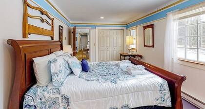 Colorful duplex home with a large yard, deck, WiFi, & ideal Midcoast location
