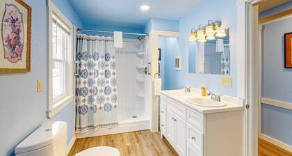 Colorful duplex home with a large yard, deck, WiFi, & ideal Midcoast location