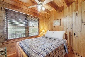 2 bedrooms, free WiFi, bed sheets - Lakefront home with private dock, canoe & kayak, fast WiFi, and firepit - dog OK (Greenville)