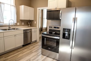Private kitchen - Spacious 3-bedroom apartment ground floor in marvellous Evansville with AC (Evansville)