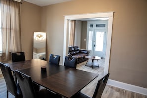 Dining - Spacious 3-bedroom apartment ground floor in marvellous Evansville with AC (Evansville)
